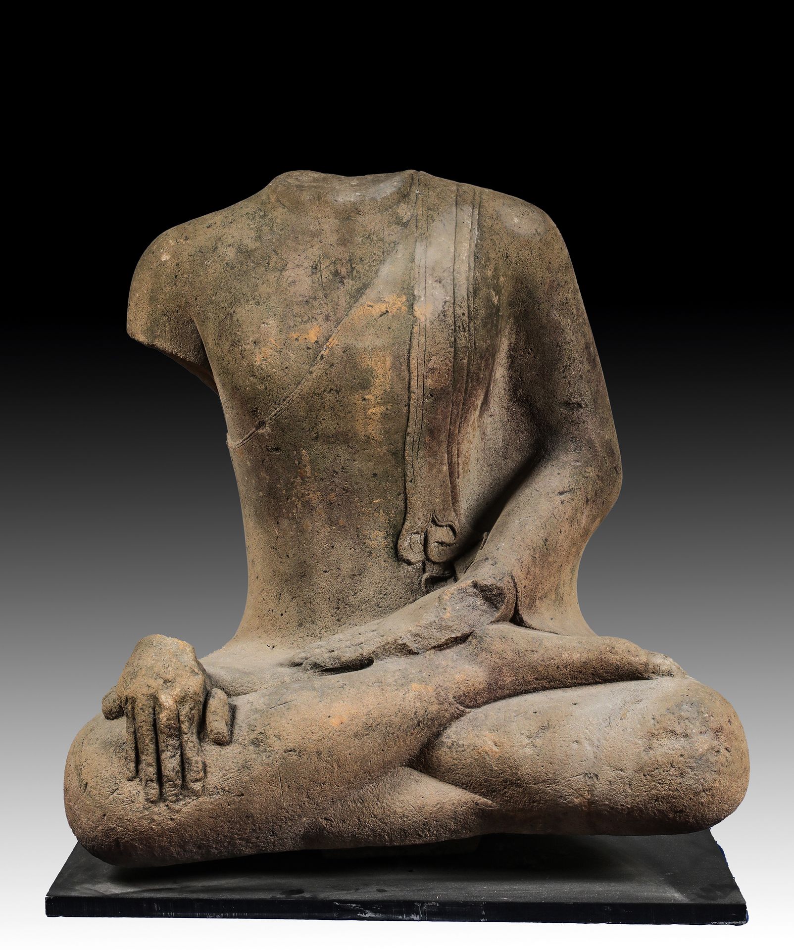Null 火山石雕刻的ACEPHAL BUDDHA的身体，坐于金刚经中，右手握住bhumisparsimudra（手势_x000D_）。

他身着精美的双层下摆&hellip;