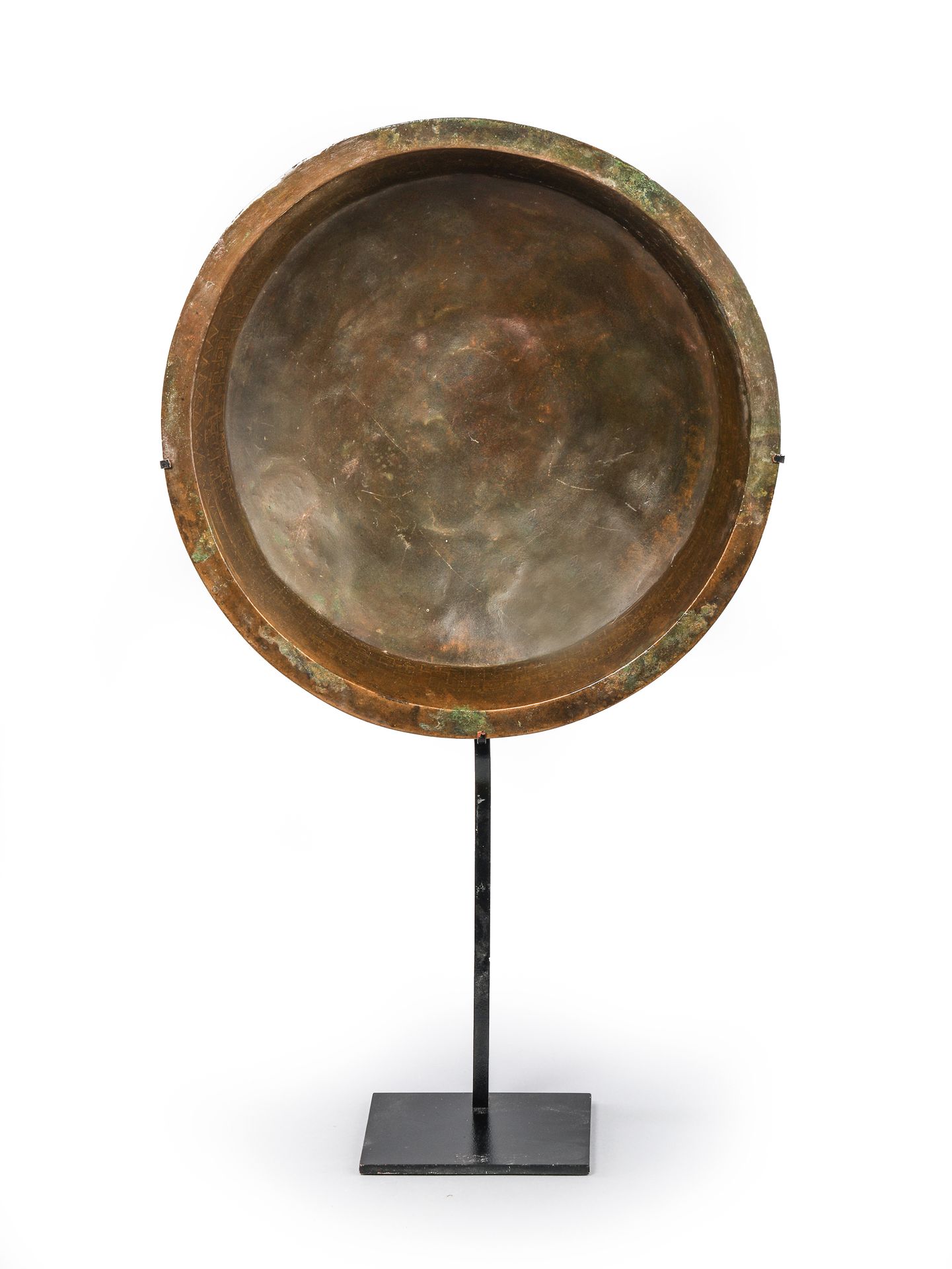 Null 圆形盆，有金色的几何装饰。
中国 周 公元前5世纪初。
H.31厘米，D. 38厘米
(修复的作品)