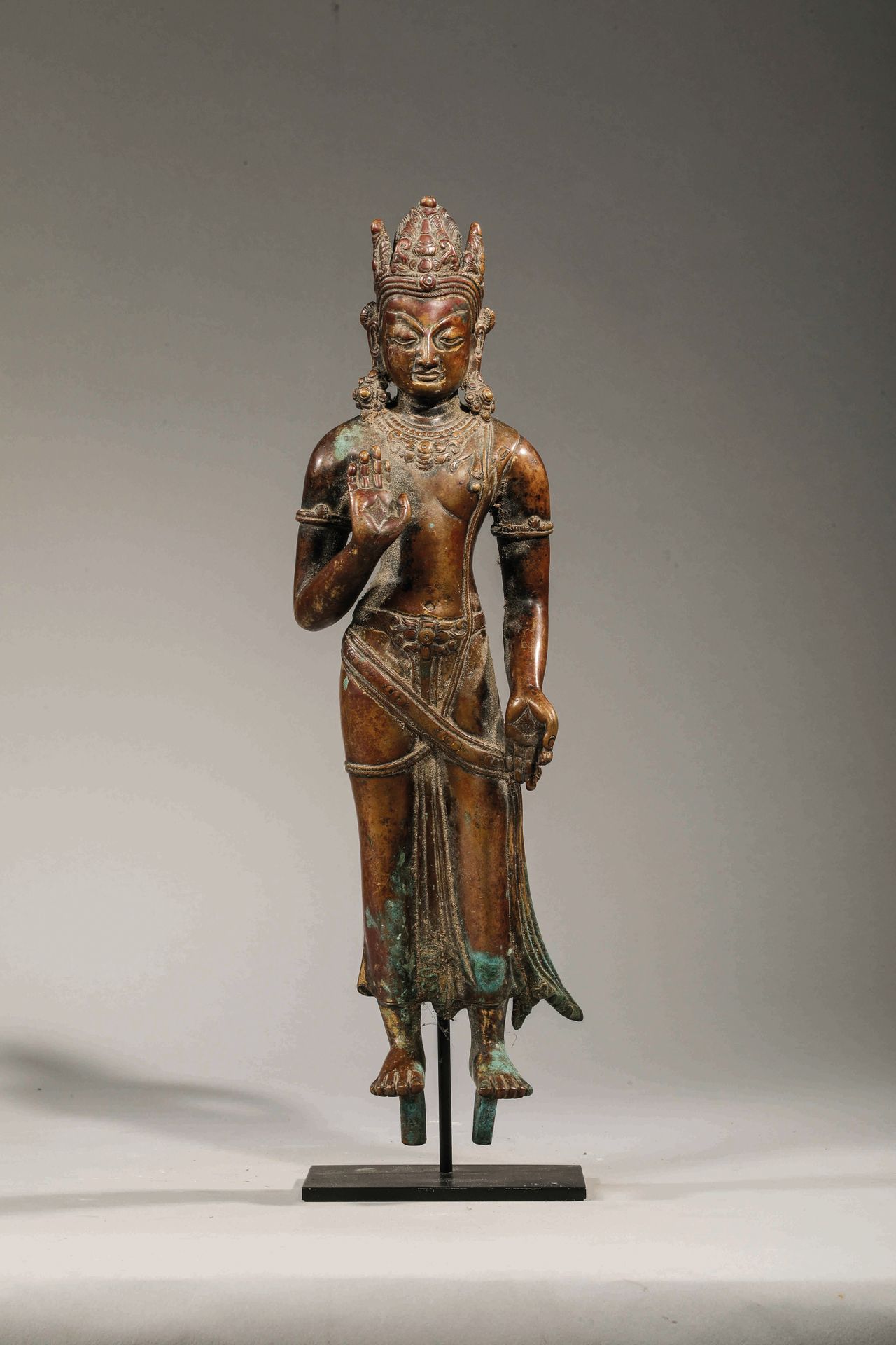 Null Stehender AVALOKITÉSVARA aus Bronze.
Nepal 19. Jahrhundert.
H. 35 cm