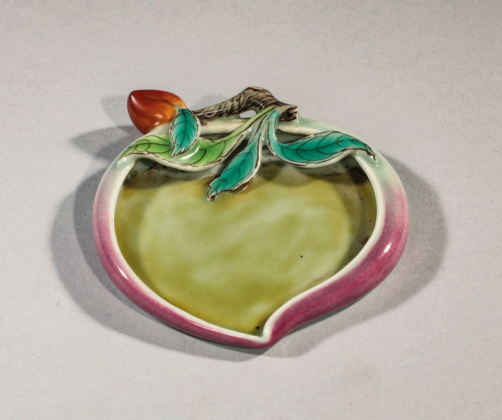 Null 画家的GODET在长寿桃形状的装饰下。
带着树枝的叶子和桃子。
杯子背面有 "大清道光年制 "的标记
道光时期(1782-1850)
L. 8,33 &hellip;