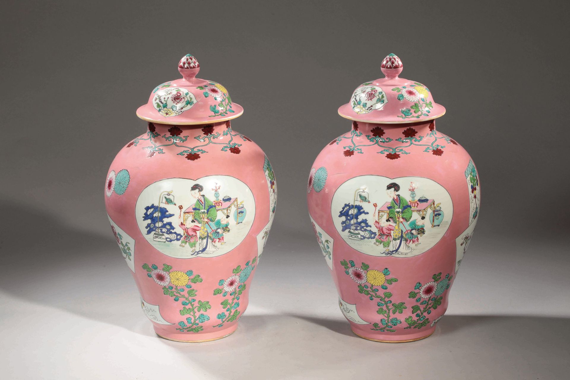 Null 一对带 "玫瑰花 "装饰的瓷质有盖碗碟
"妇女、儿童、鹦鹉、家具、鲜花的板块，周围是
家具，鲜花，在粉红色背景上被菊花包围。
1900年左右的中国
H&hellip;