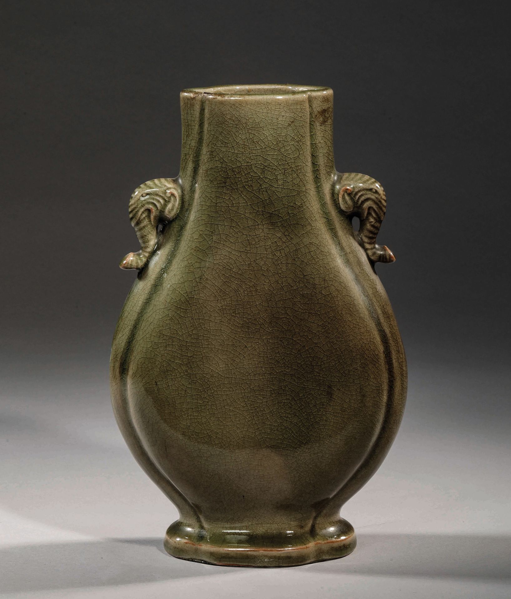 Null Vaso in porcellana verde celadon,
con manici di elefante.
Cina Qing XIX sec&hellip;