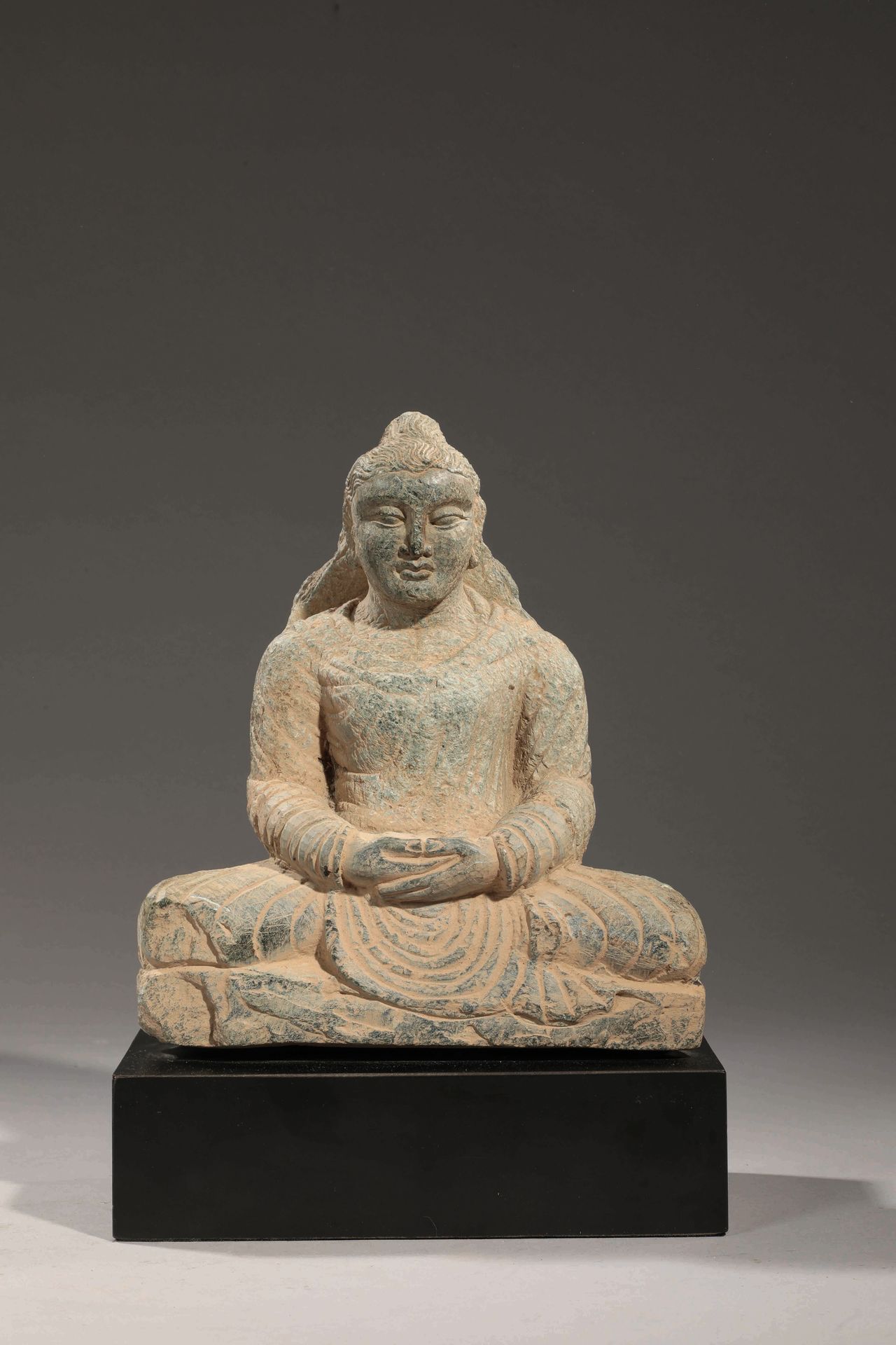 Null 坐着的菩萨的冥想姿势
(Dhyâna Mudra)的片岩。
1-5世纪的希腊-佛教艺术
A.D.J.C.
(缺失的下颌骨和修复的手)
H.22厘米
附&hellip;