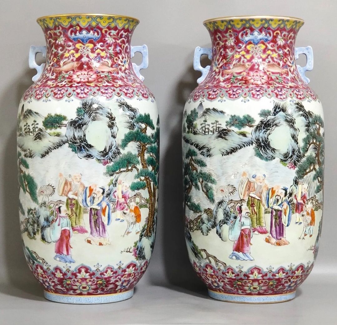Null PAIR OF VASE famille rose.
China Republic early XXth century.
H. 33 cm