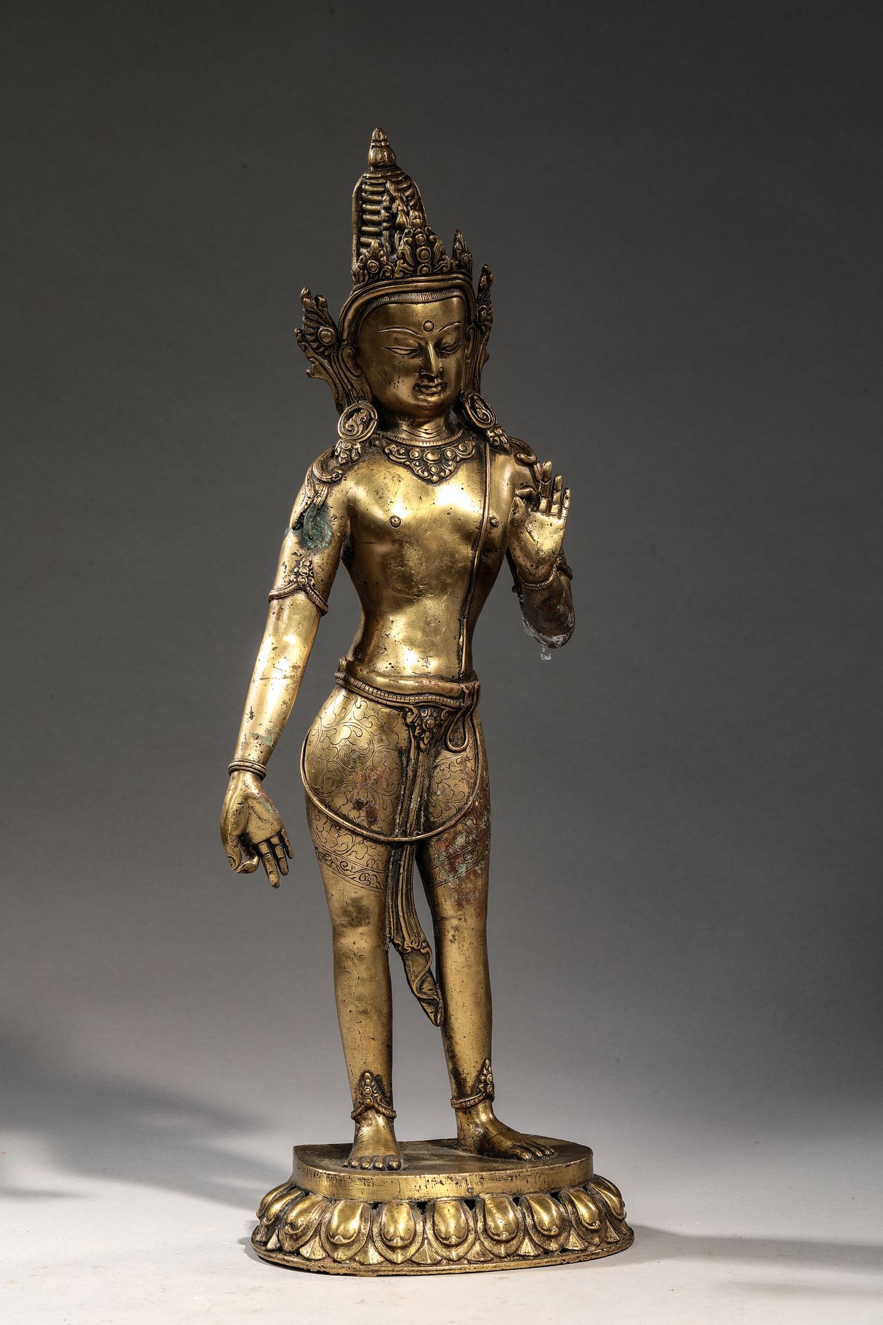 Null AVALOKITÉSVARA aus Bronze.
Nepal 20. Jahrhundert
H. 43 cm