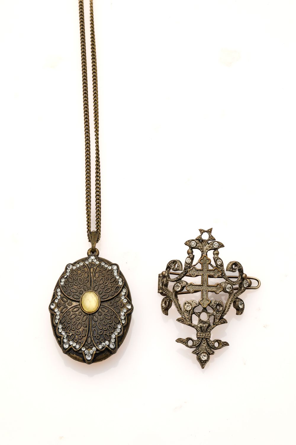 Null Broche avec strass ornée de la Croix de Lorraine et collier avec pendentif &hellip;