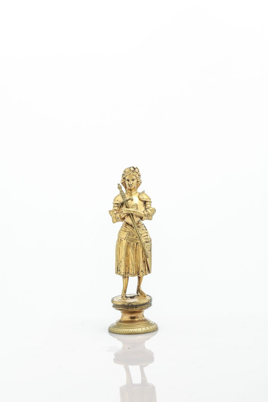 Null Scultura in bronzo dorato raffigurante Giovanna d'Arco in armatura con in m&hellip;