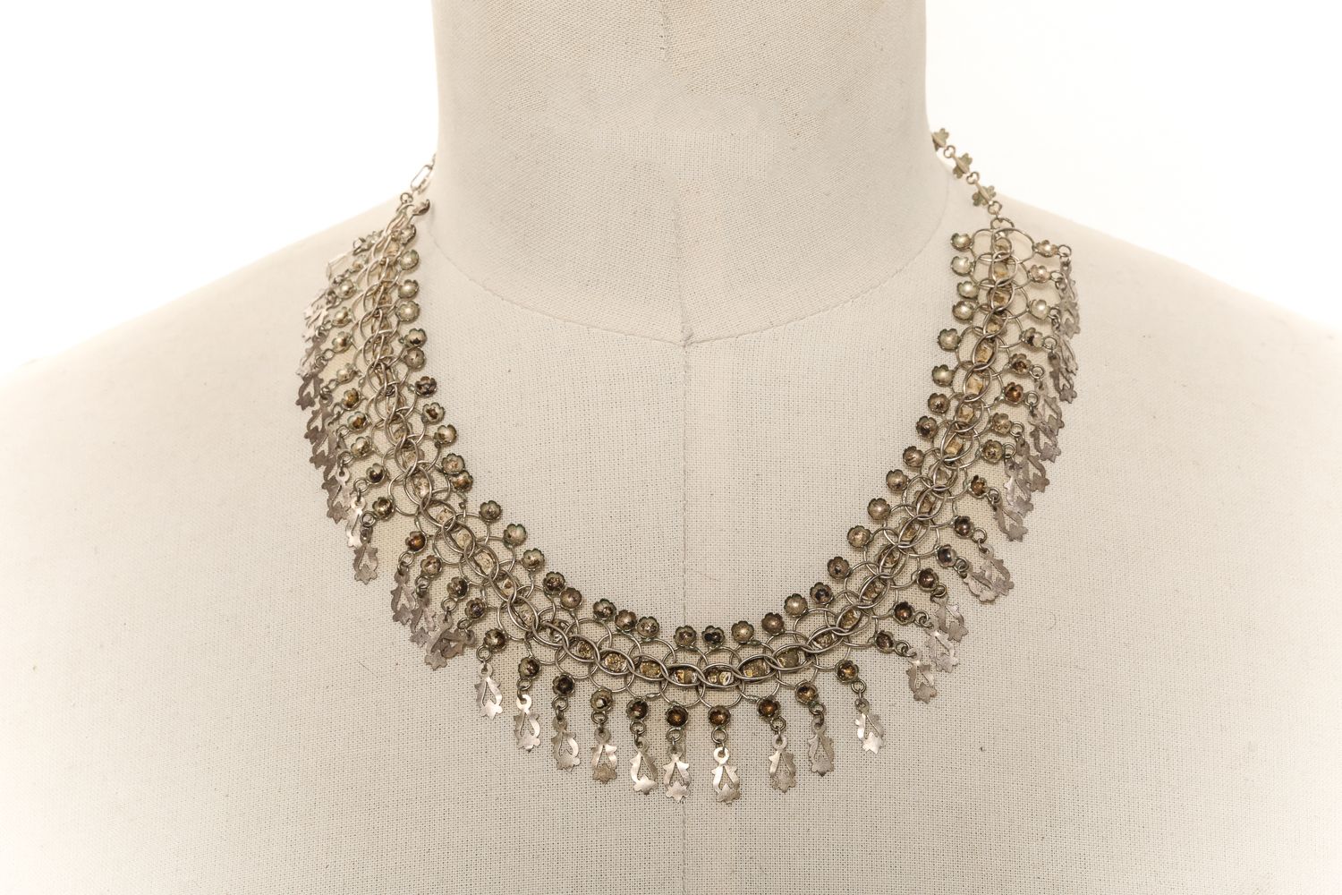 Null Collier collerette articulé en argent composé d'une succession de motifs de&hellip;