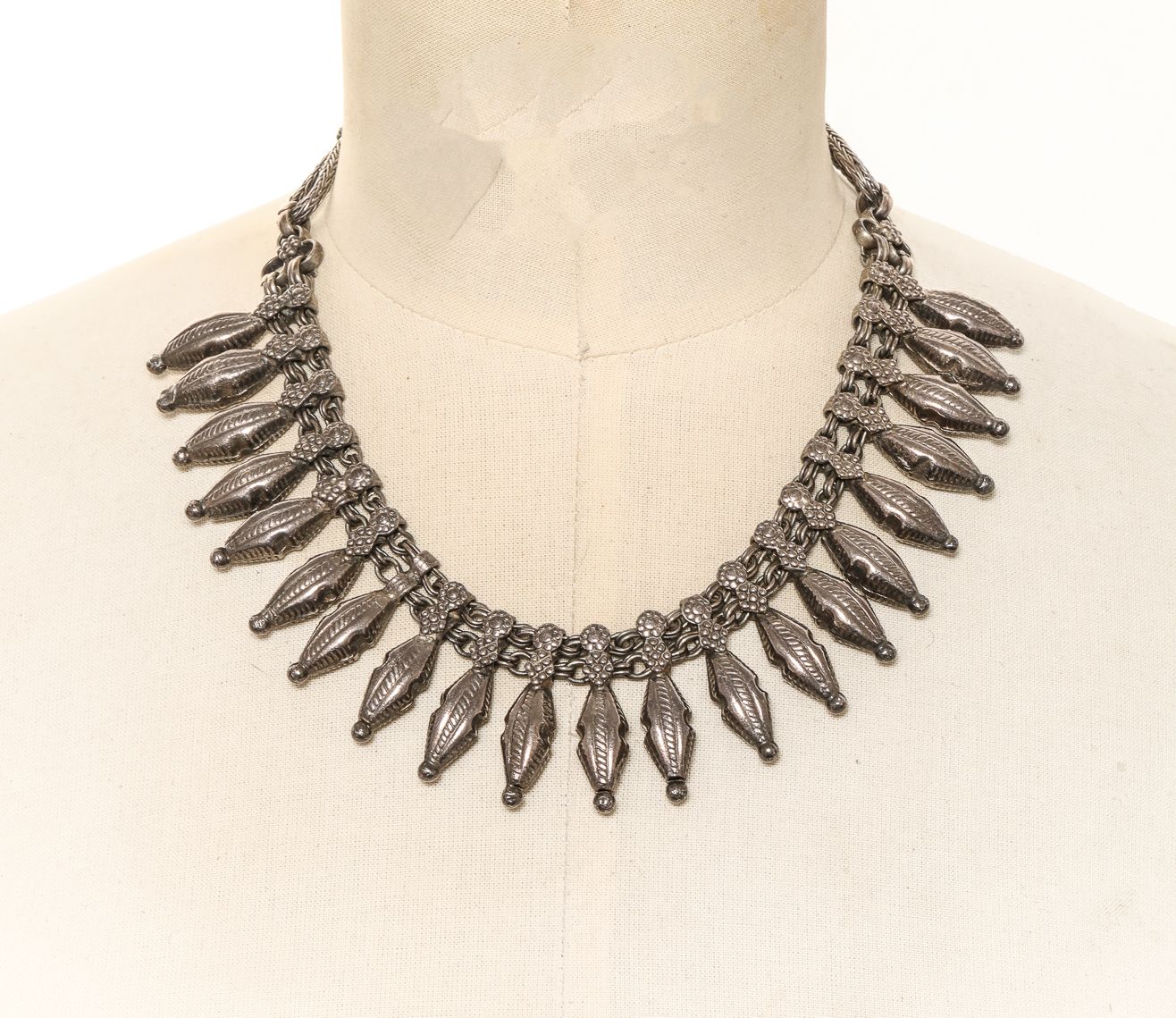 Null 银质项链，装饰有一系列的卡布罗丝。 
重量：108.72克