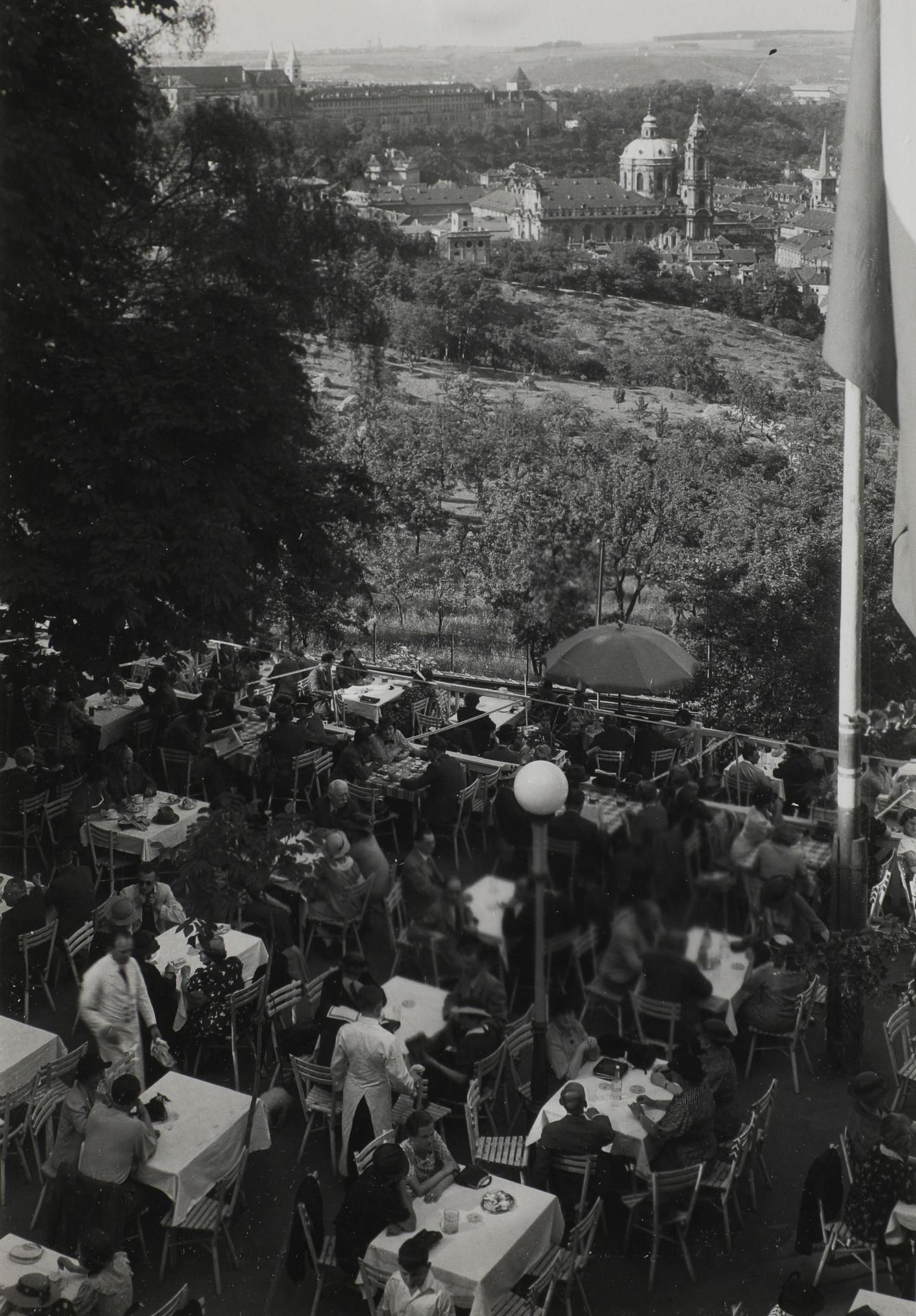 Null Josef SUDEK (1896-1976)
Das Café Nebozizak auf dem Petrin-Hügel, um 1930.
S&hellip;