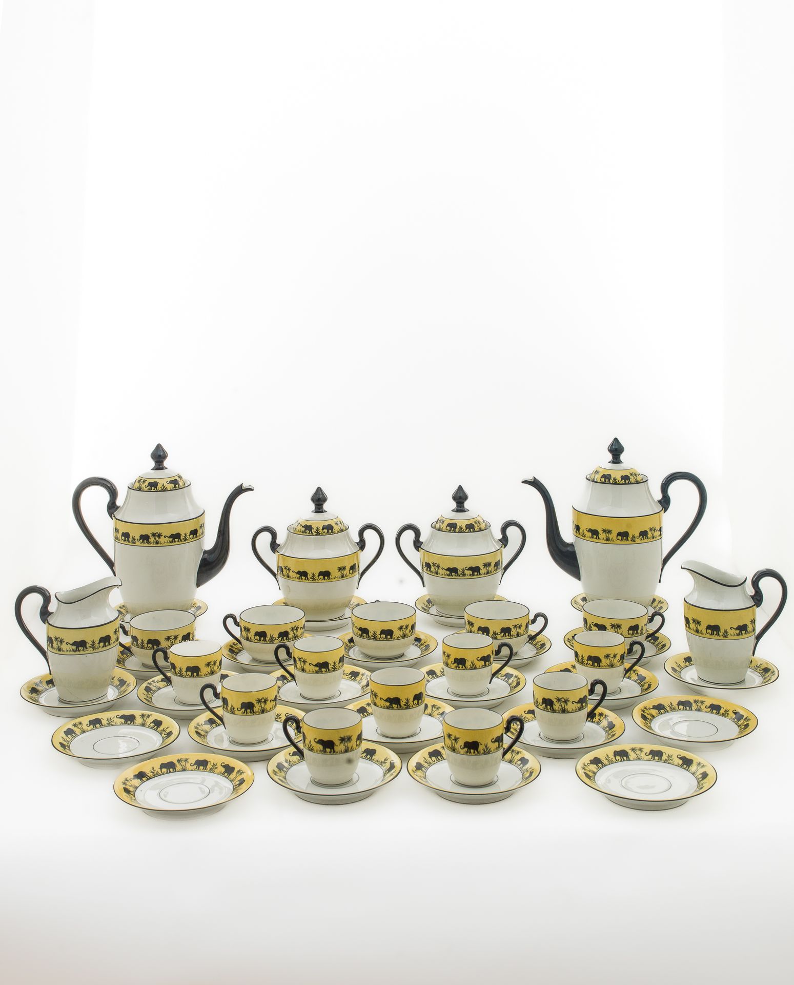 Null LIMOGES France
Partie de service à thé et café en porcelaine à décor d'élép&hellip;