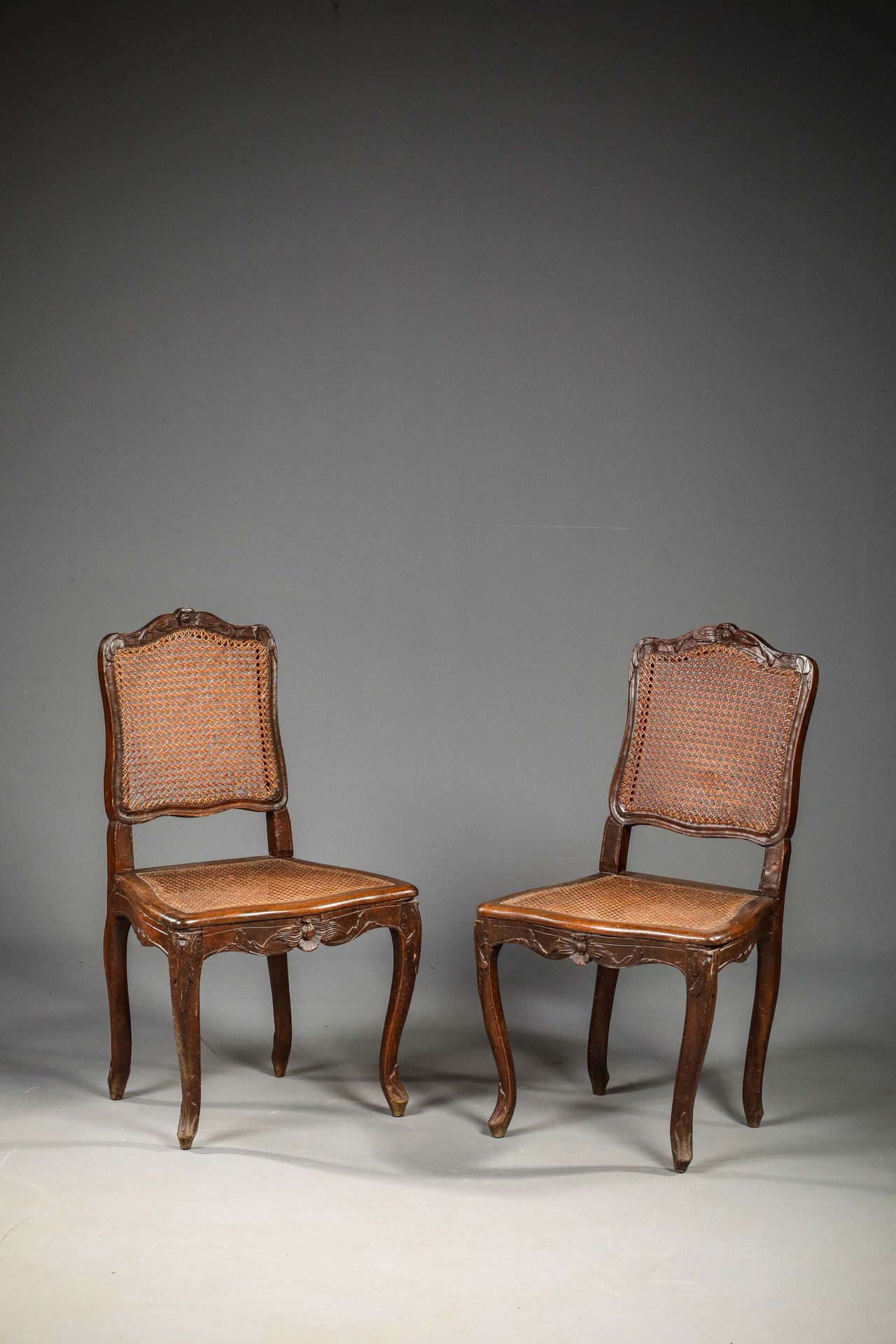 Null Paire de chaises en bois naturel mouluré et sculpté en fond de canne_x000D_&hellip;