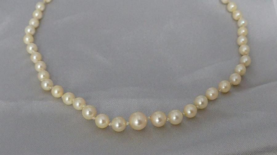 Null COLLIER de perles de culture, en chute, de 6,8 à 2,9 mm, le fermoir, olive,&hellip;