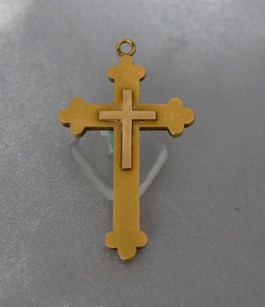 Null CROIX ancienne en or jaune 750 millièmes, sur-appliquée d’une petite croix &hellip;