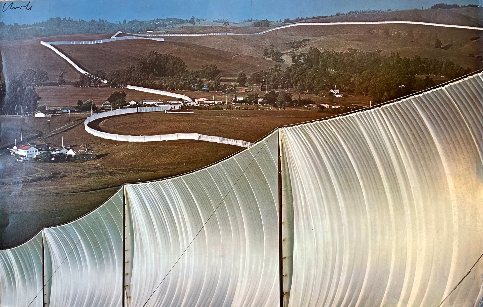 CHRISTO. 
"Valle de la Cortina". Plancha offset en color, firmada con rotulador &hellip;