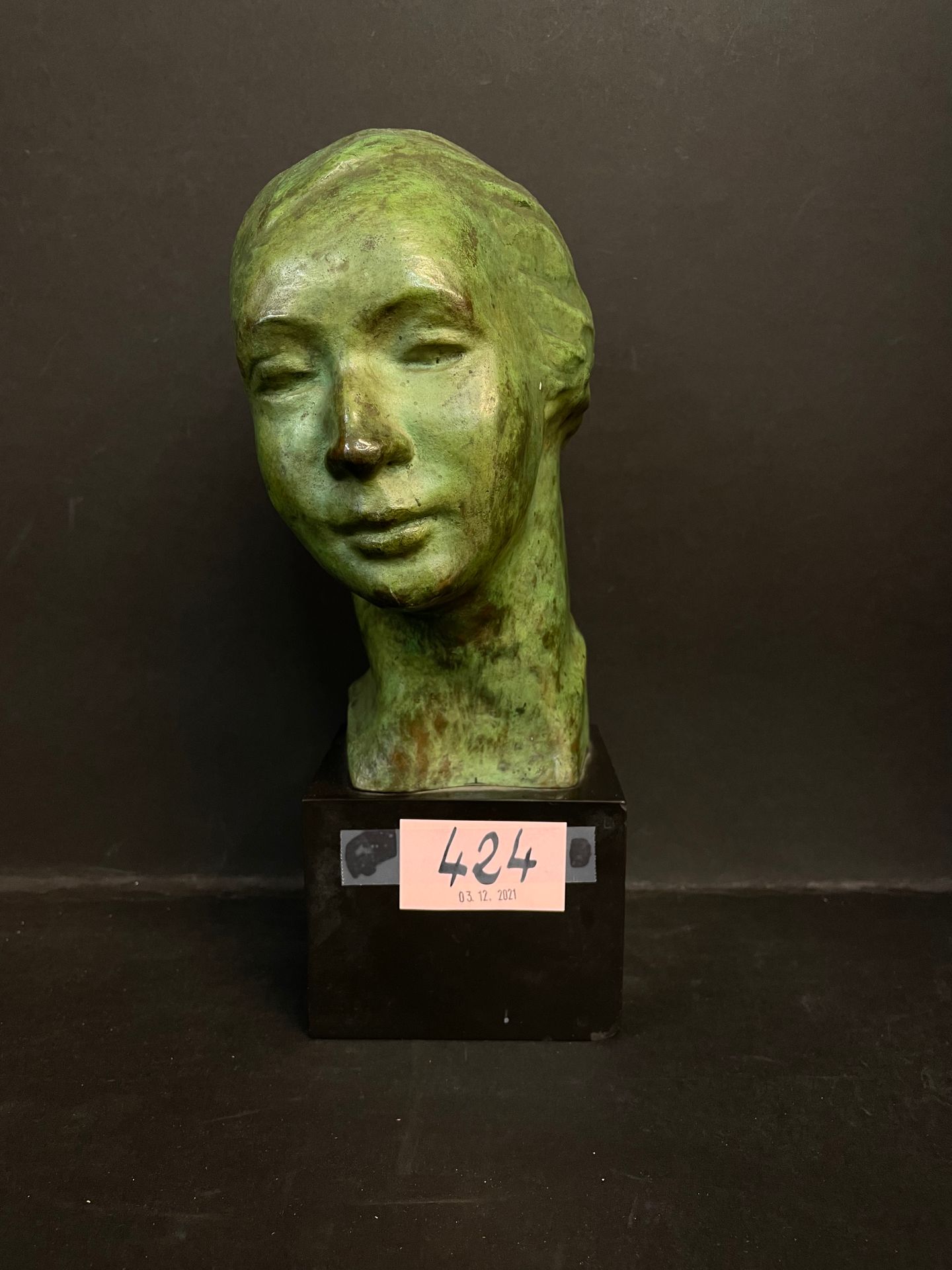 Null 韦尔普特（Jeanne）。"一个女人的头"。青铜雕塑，带有绿色铜锈，有签名，安装在一个黑色石头底座上。尺寸：30 x 8,5 x 10,5厘米。