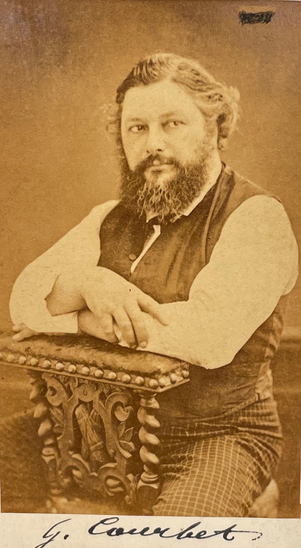 Null 有古斯塔夫-库尔贝签名的照片 - COURBET - CARJAT（Etienne）。"古斯塔夫-库尔贝"（1871）。镶嵌在印刷纸板上的蛋白笔印刷品&hellip;