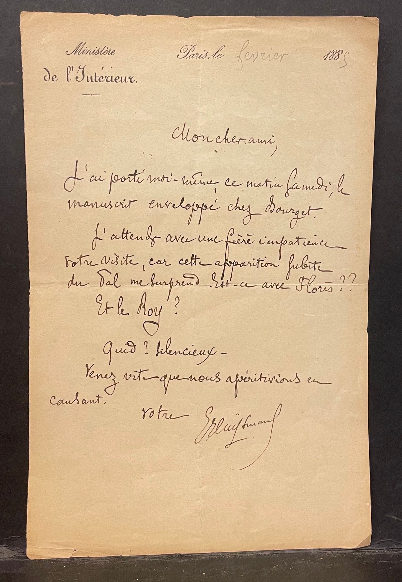 Null HUYSMANS (J.-K.)，签署给[Léon Bloy]的亲笔信，1页8°，写在内政部的抬头纸上，日期为1885年2月5日，用铅笔写。它是关于属&hellip;