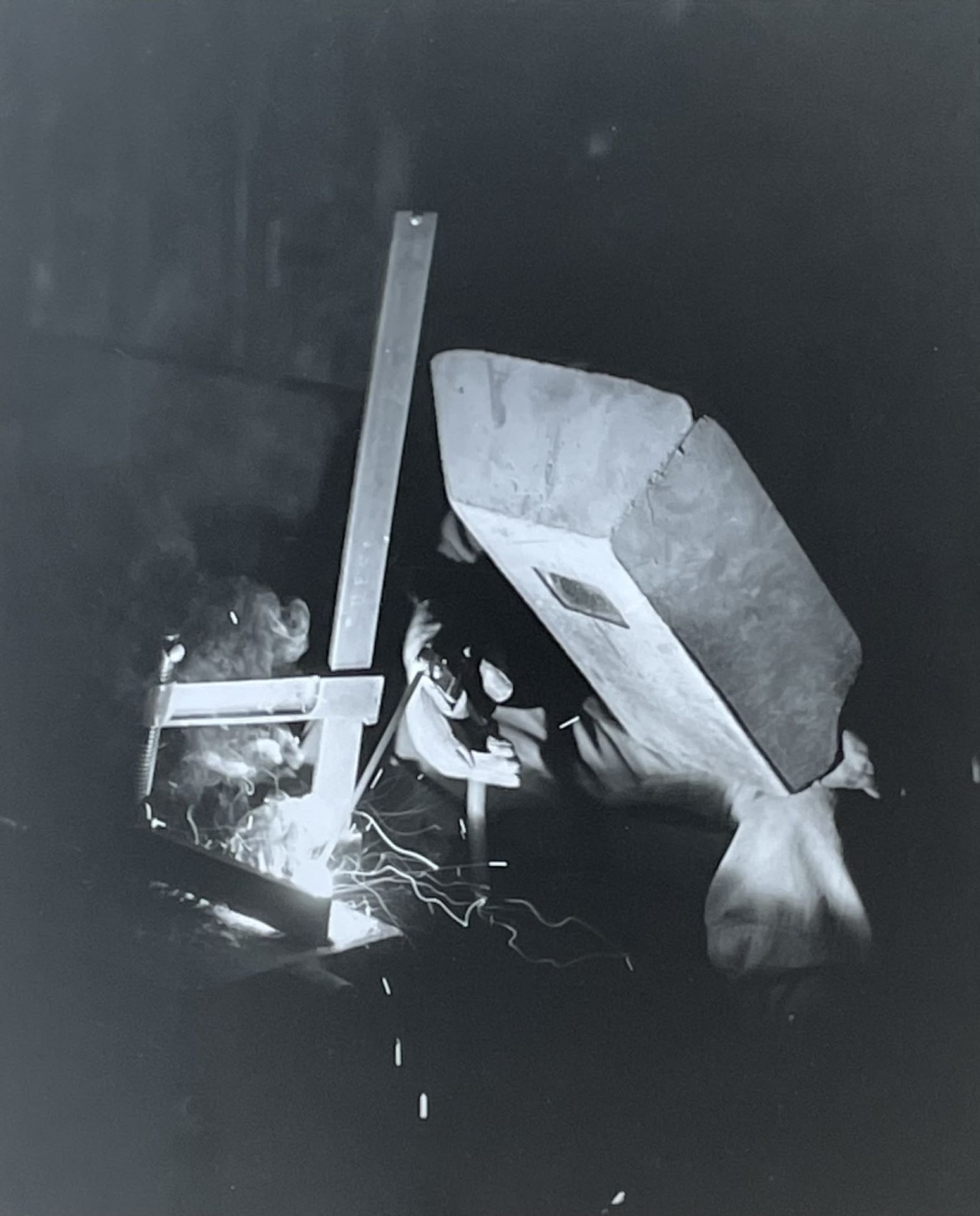 ANONYME. "钢铁厂的内部"（约1960-1970年）。一套10幅光面纸银版画，装在纸板上。照片背面有关于每张照片所使用的镜头和光圈的注释。媒体尺寸：（1&hellip;