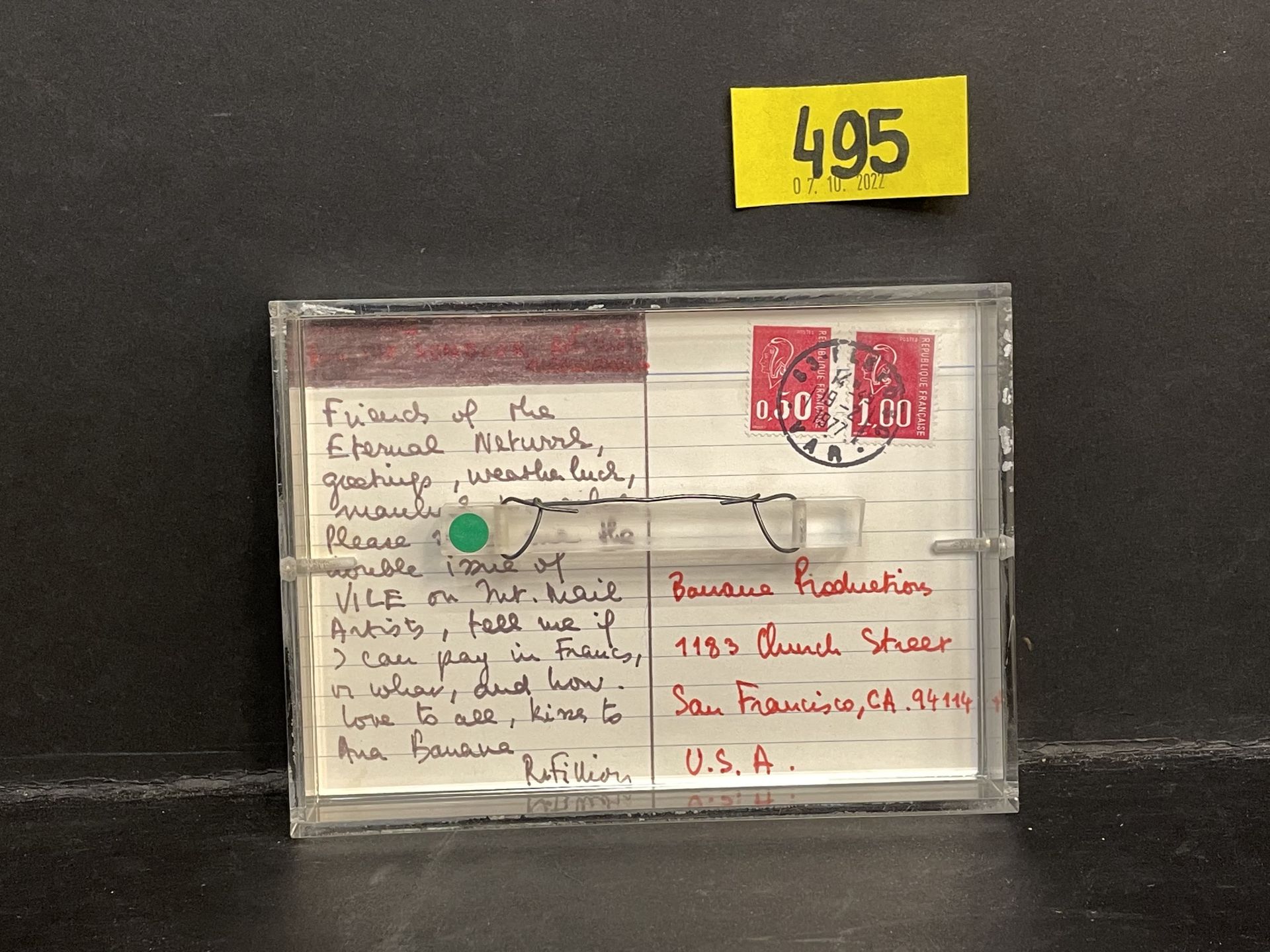 FILLIOU (Robert). "明信片"（1977年）。手写的明信片，有艺术家的签名，背面是菲利欧的素描，题为 "今晚"。卡片安装在有机玻璃下。这封写给B&hellip;