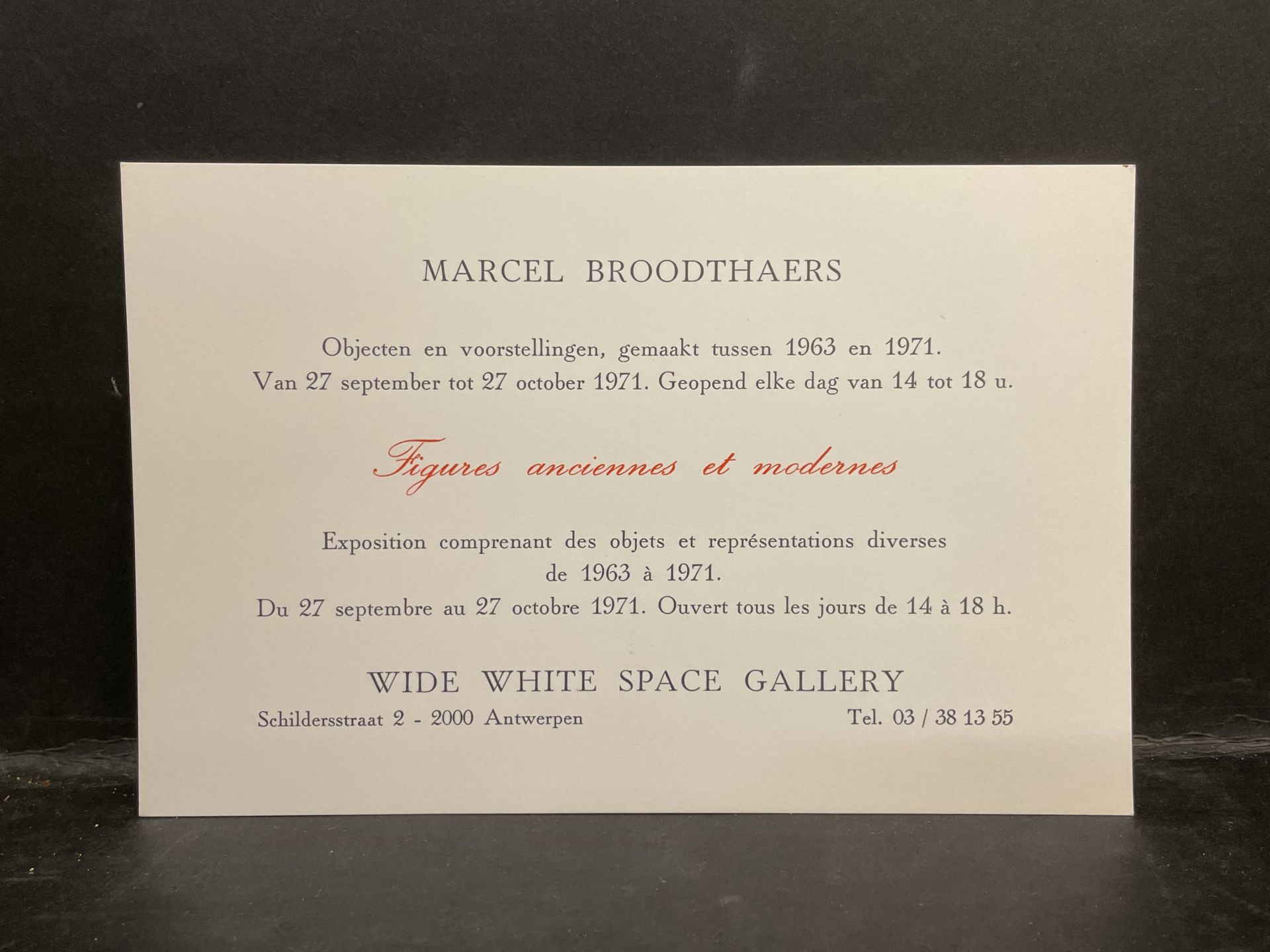 BROODTHAERS (Marcel). "古代和现代人物"。1971年9月27日至10月27日，他在安特卫普广白空间画廊的展览邀请卡。卡片正面印有红色和黑色&hellip;