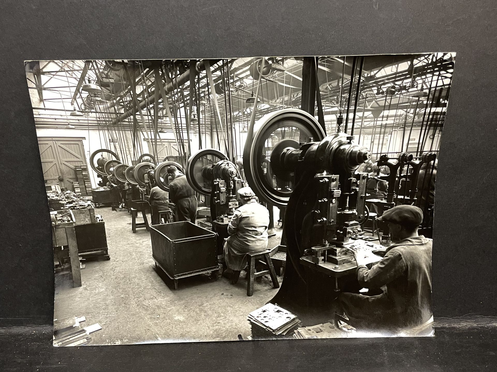 KESSELS (Willy). "加工"[在S.B.R.工厂切割机械零件]。银色印刷品，背面有摄影师的印章。尺寸：17 x 23厘米。S.B.R.（Socié&hellip;