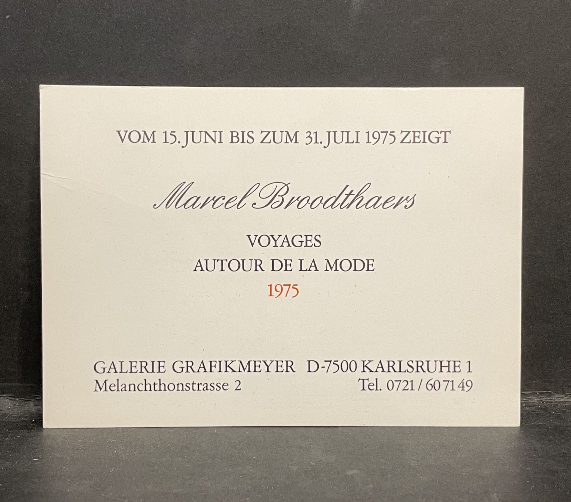 BROODTHAERS (Marcel). "围绕时尚的旅行"。1975年6月15日至7月31日在卡尔斯鲁厄的Grafikmeyer画廊举办的展览邀请卡。卡片正&hellip;