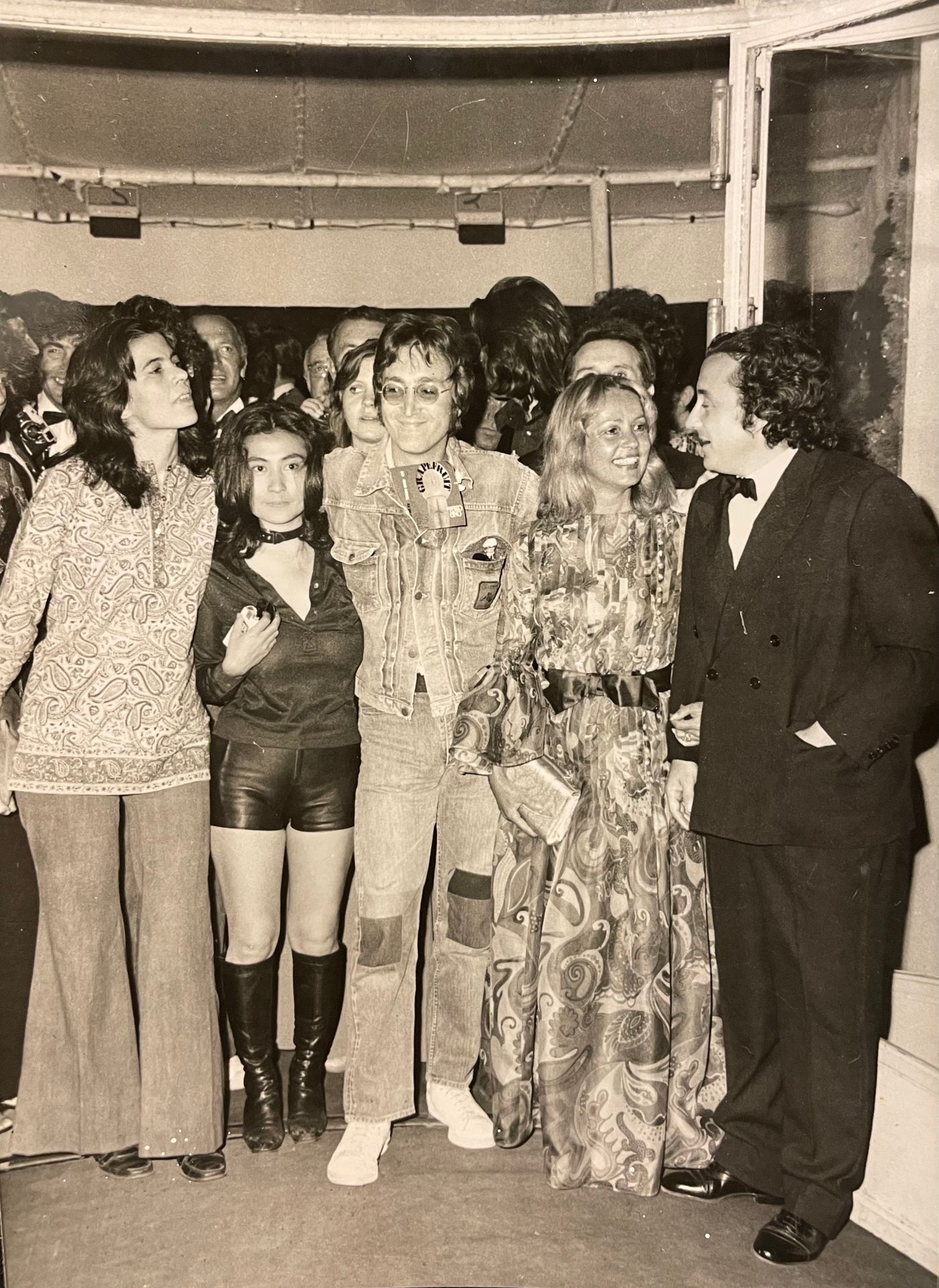 Null COHEN（罗伯特）。"约翰-列侬、小野洋子、让娜-莫罗和路易-马勒在电影《Le Souffle au coeur》（1971）放映后离开节日宫。背面&hellip;