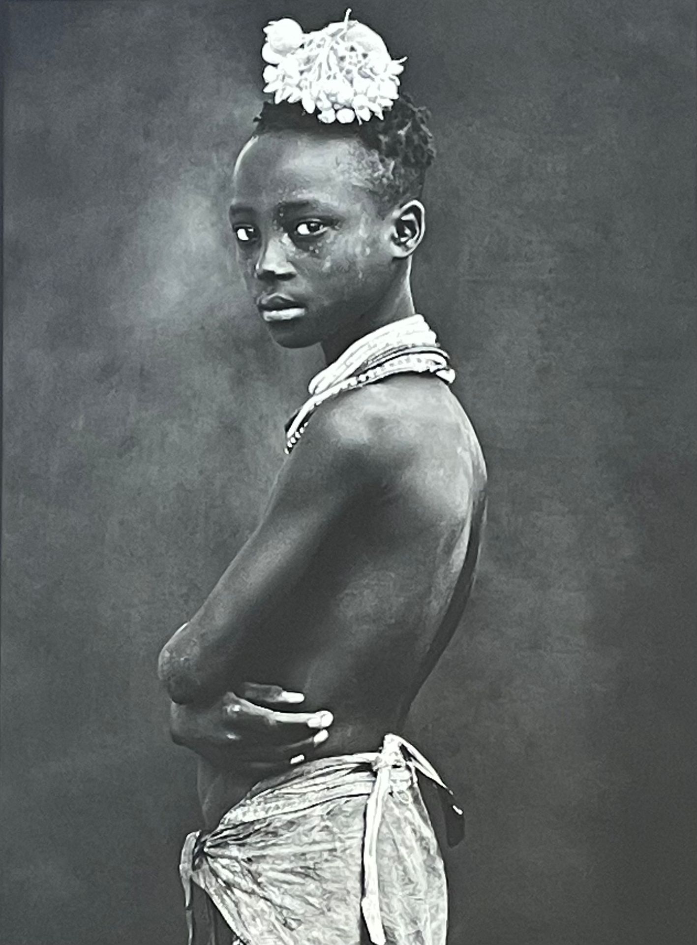Null MARINO（马里奥）。"一个年轻的非洲女人的肖像"。水粉画增强的喷墨打印，只是。1/10，背面有铅笔签名，安装在黑色木框中。框架尺寸：85.5 x &hellip;