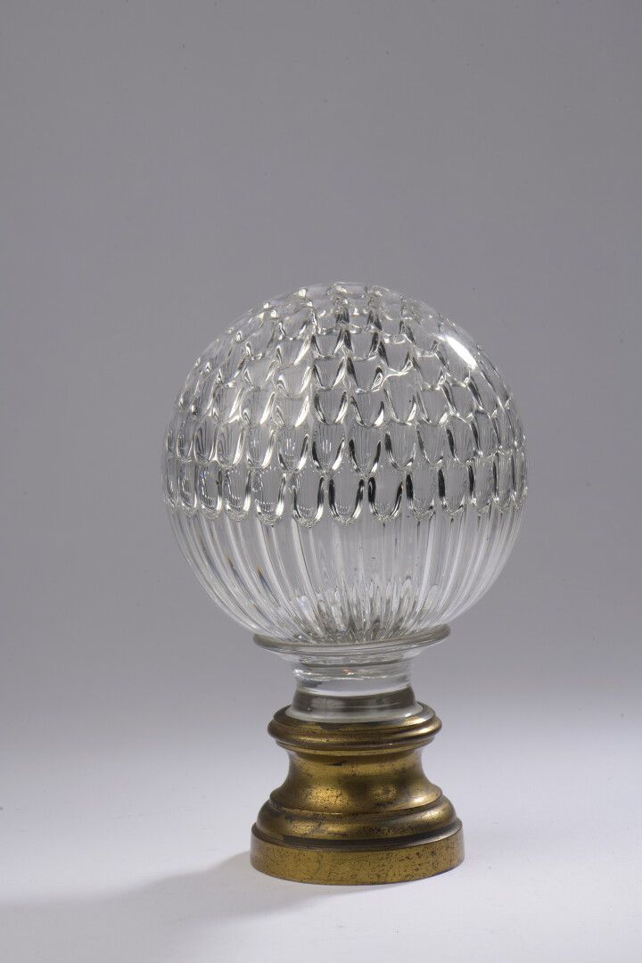 Null 吹制的半透明水晶楼梯球，有通道装饰，铜质安装。

H.18厘米