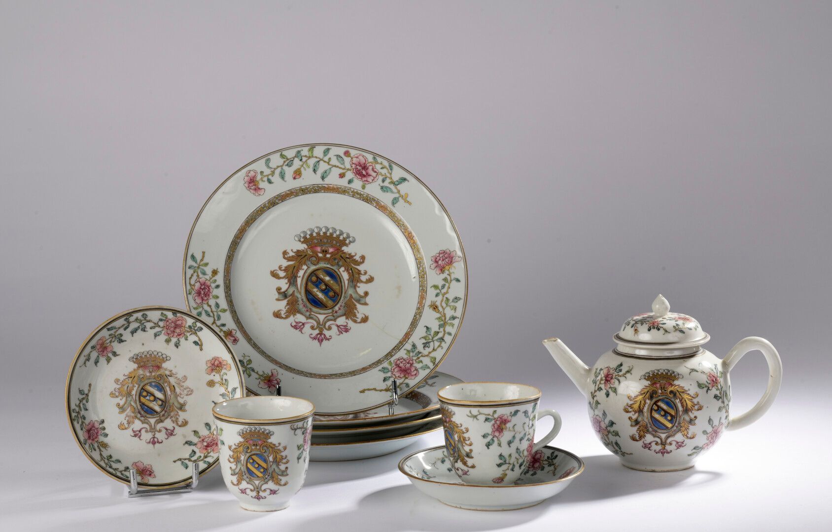 Null 四个圆形汤盘，两个杯碟和一个茶壶，采用Compagnie des Indes瓷器，用Famille Rose珐琅彩装饰Bouczo du Rongoü&hellip;