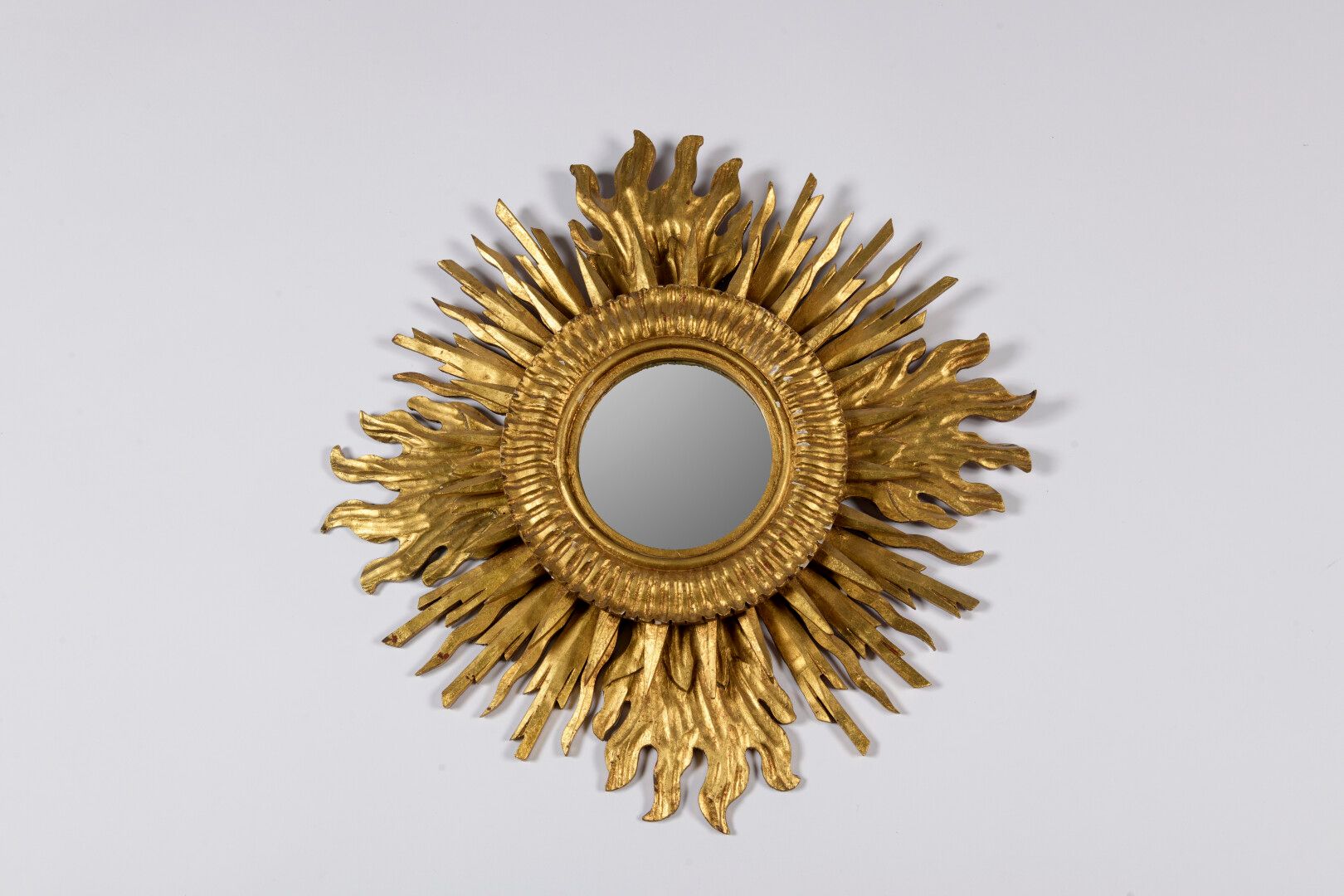 Null A gilded wood alcove mirror with radiated straight and flamed rays.

Diamet&hellip;