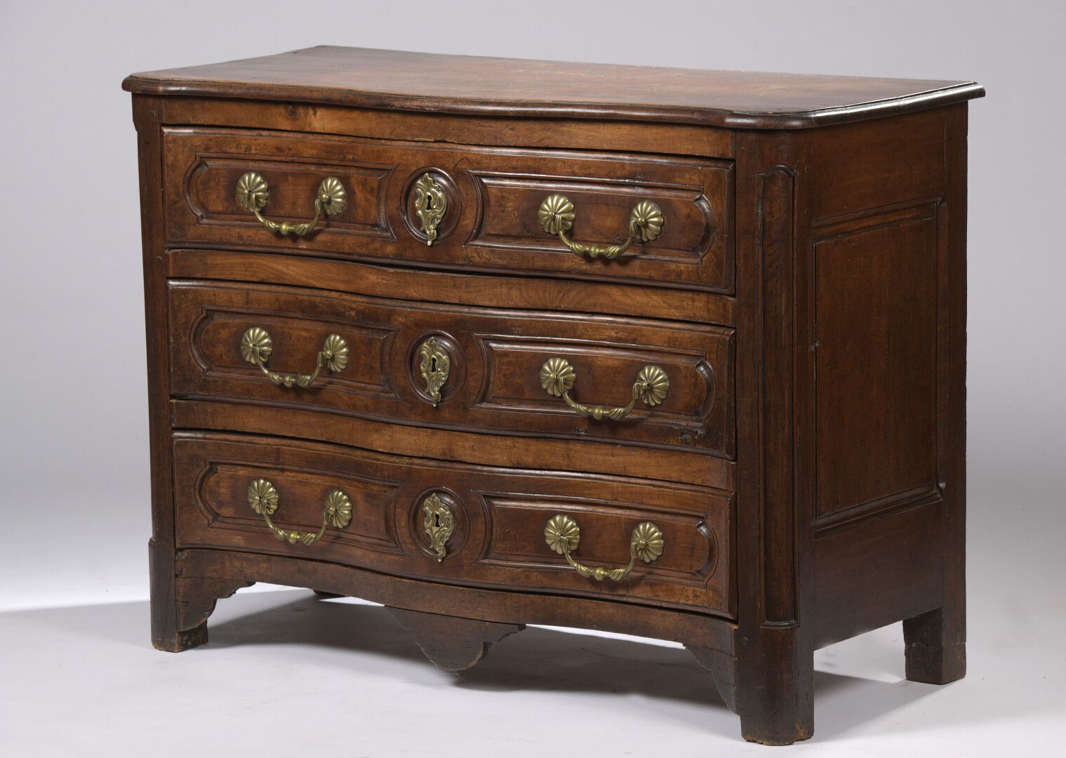 Null Rectangular chest of drawers with rounded uprights and a moulded walnut fro&hellip;