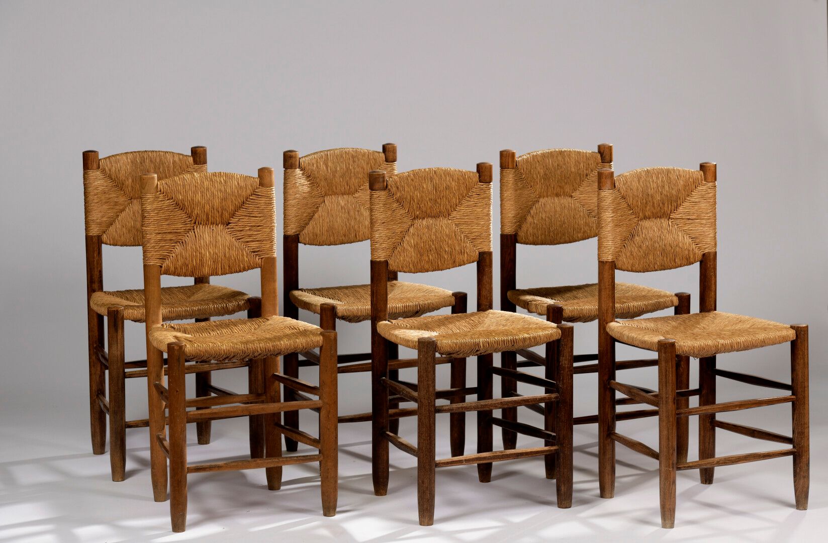 Null 夏洛特-佩里昂 (1903-1999)

被称为 "Bauche "的一套六把椅子，染色的实木结构和底座，草编的座椅和靠背。由L'équipement&hellip;
