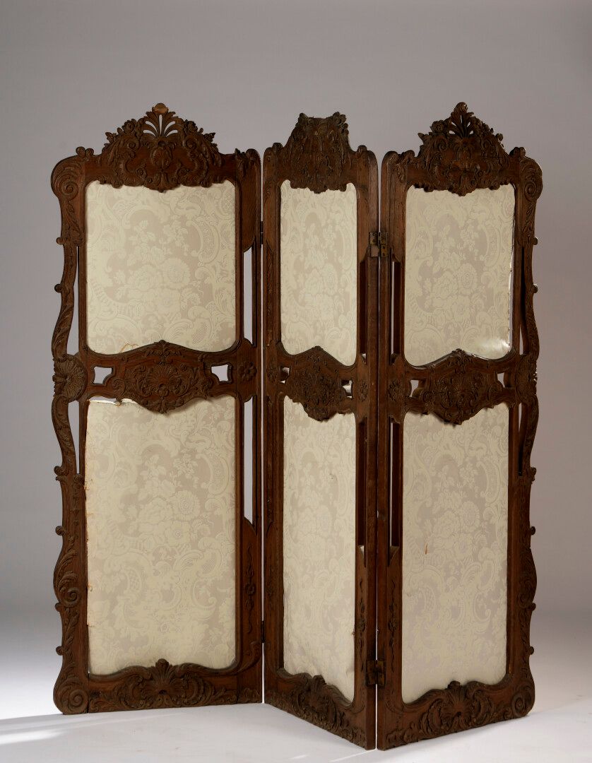 Null Three-leaf screen in molded and carved oak, decorated with shells, acanthus&hellip;
