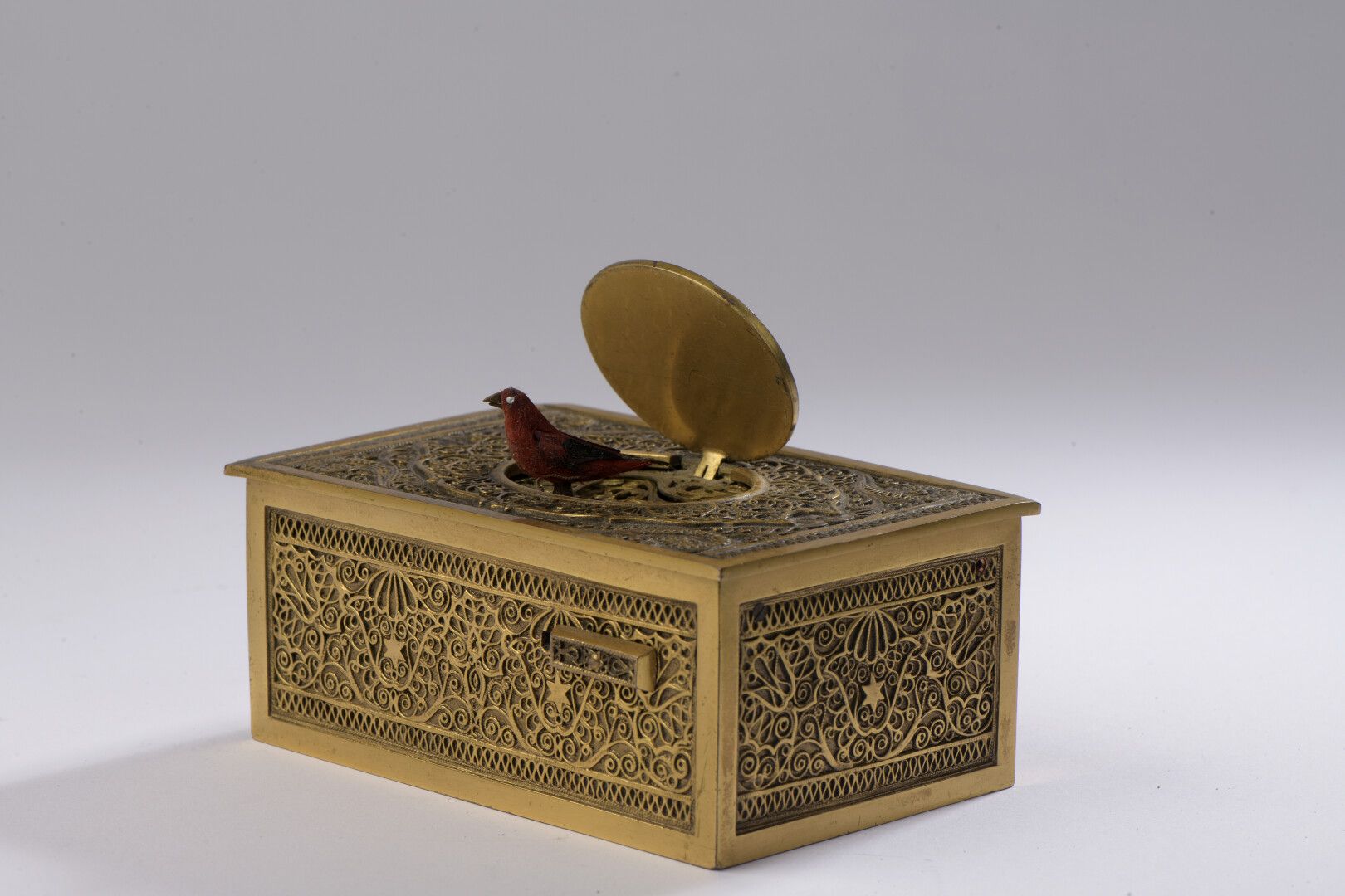 Null 被称为 "à oiseau chanteur "的长方形音乐盒，用镀金的黄铜和青铜装饰，上面有以paperoles方式制作的卷轴和丝状卷轴。盖子上显示&hellip;