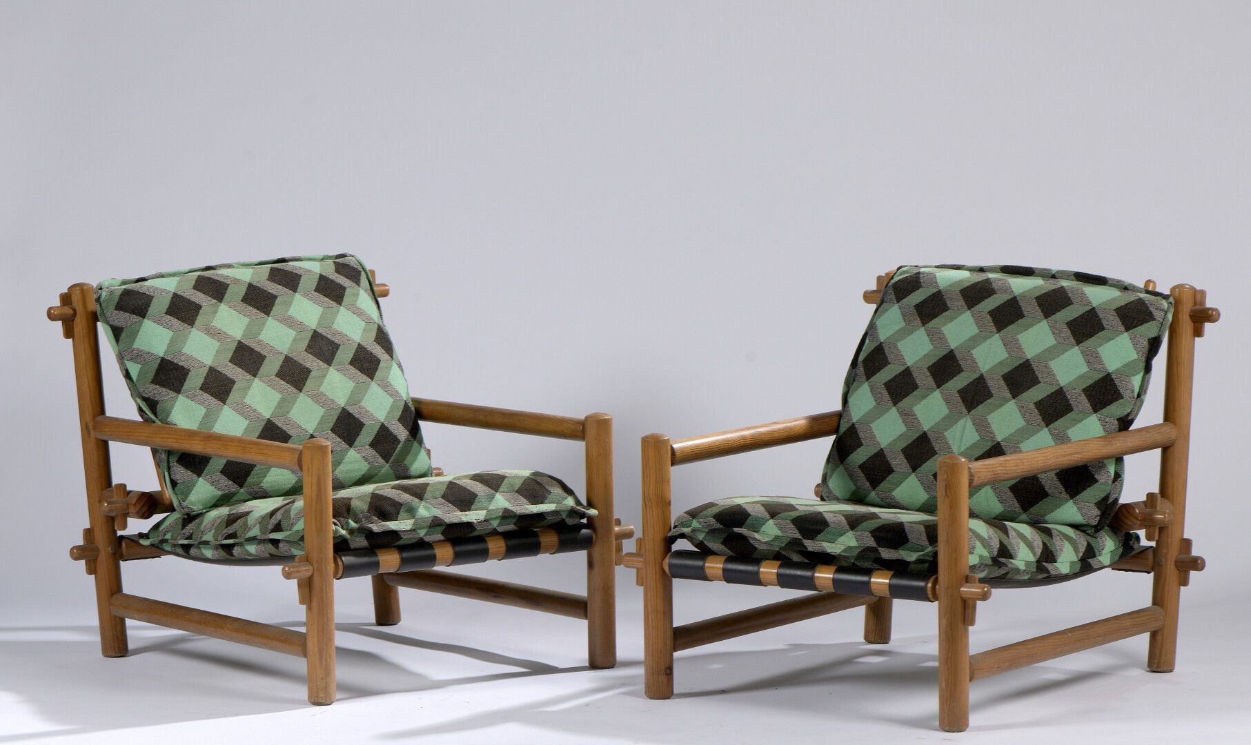 Null 一对松木钉子扶手椅，带皮筋，泡沫坐垫上覆盖着绿色和黑色的格子布。约1960年。

H.70.8 W. 67 D. 76 cm。

内饰中的小孔。