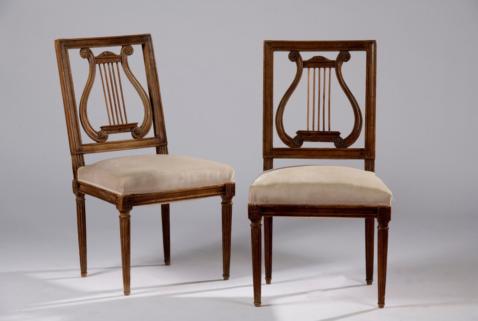 Null 一对平背椅，模制的木头，锥形和凹槽腿。

路易十六时期

88 x 39 x 40厘米

穿着