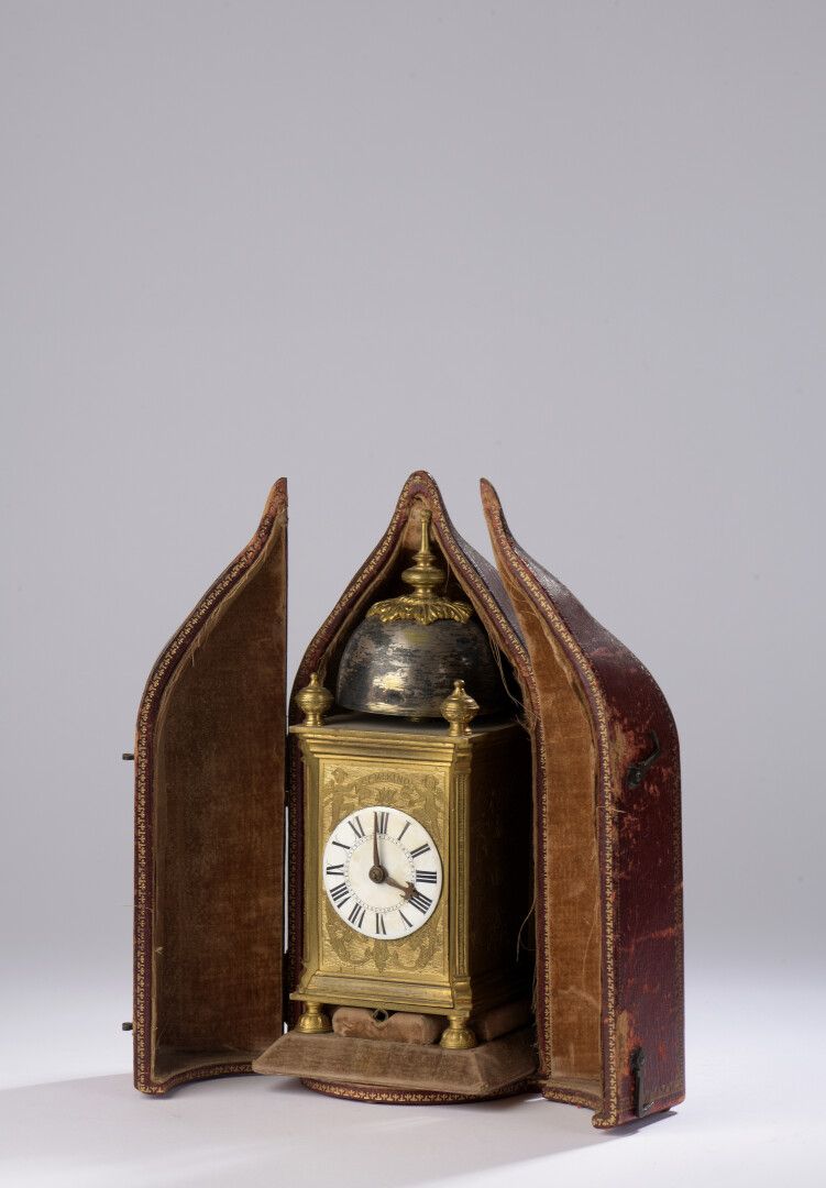 Null Reloj rectangular de latón grabado de capucine con lados cortados. Decorado&hellip;