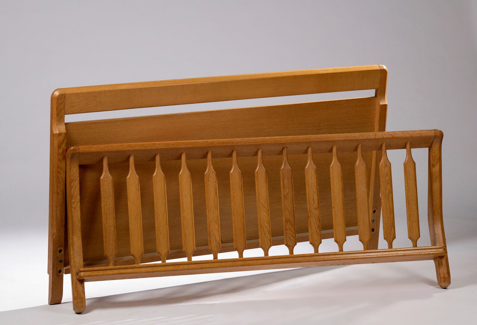 Null 罗伯特-吉列梅（1913-1990）和雅克-尚布隆（1914-2001）。

经清漆处理的浅色橡木床架，带有不对称的床头柜，其中一个带有镂空条。Edi&hellip;