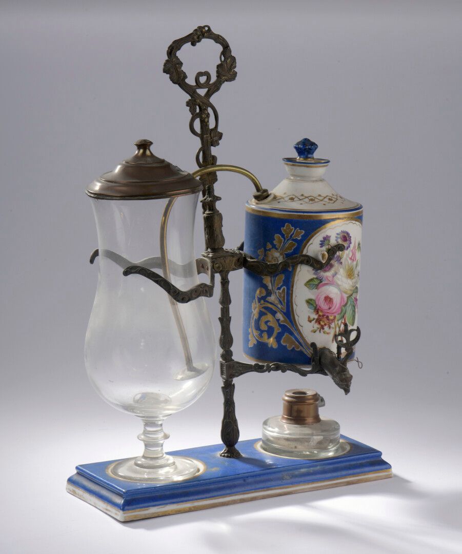 Null 金属、玻璃和瓷器蒸馏器，保留了多色彩绘的花卉装饰。

拿破仑三世时期。

H.46厘米