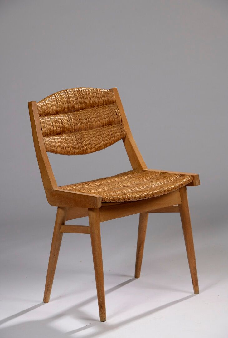 Null 约1950年的法国作品

椅子有清漆的山毛榉木框架和腿，座椅和椅背用稻草覆盖。

78厘米x45厘米x50厘米。

固定装置有待修订。