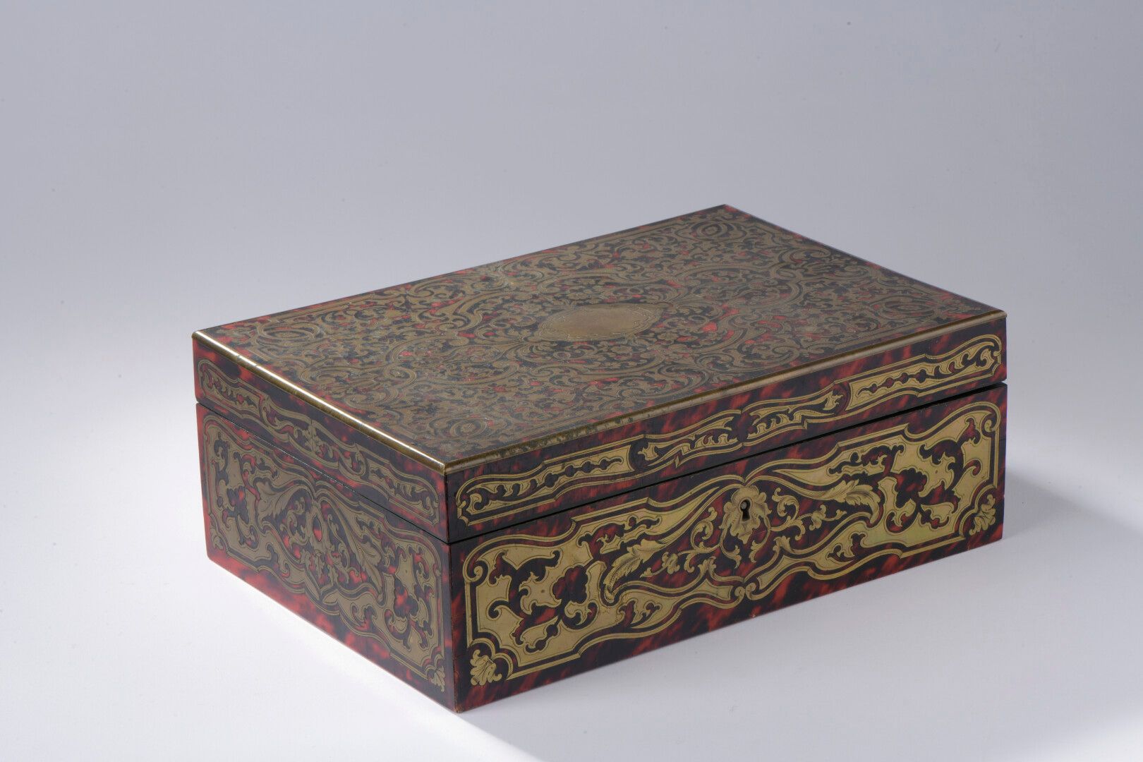 Null Coffret en marqueterie Boulle d'écaille de tortue à fond rouge orné d'arabe&hellip;