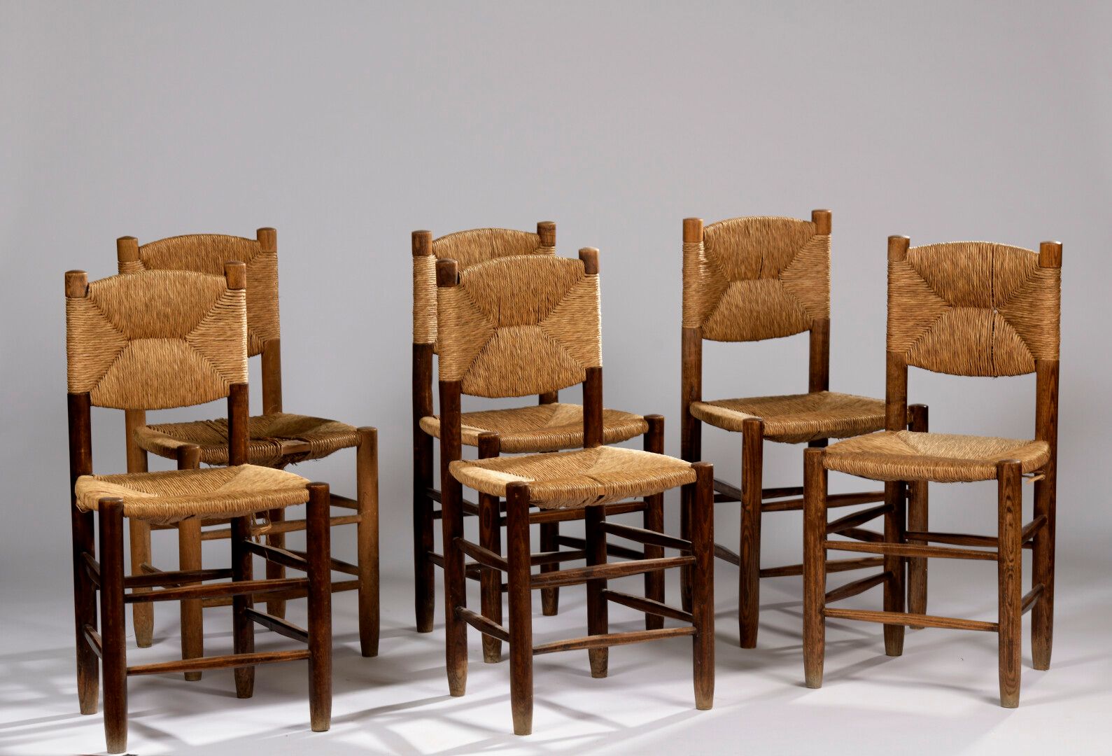 Null 夏洛特-佩里昂 (1903-1999)

被称为 "Bauche "的一套六把椅子，染色的实木结构和底座，草编的座椅和靠背。由L'équipement&hellip;