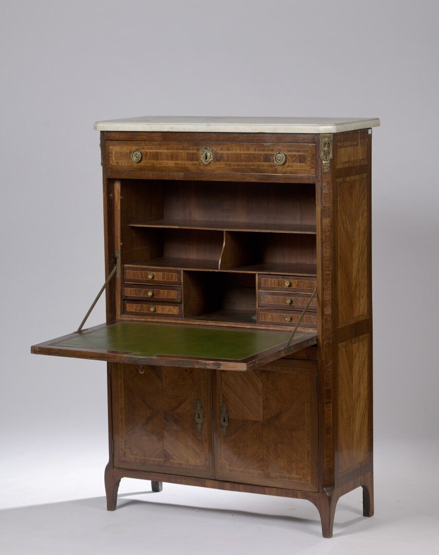 Null 紫檀木贴面的秘书柜，在着色的木头和苋菜的框架内有挡板。它用两片叶子打开，一个挡板露出六个抽屉和四个隔间，上部有一个抽屉。弯曲的前腿。

18世纪下半叶&hellip;