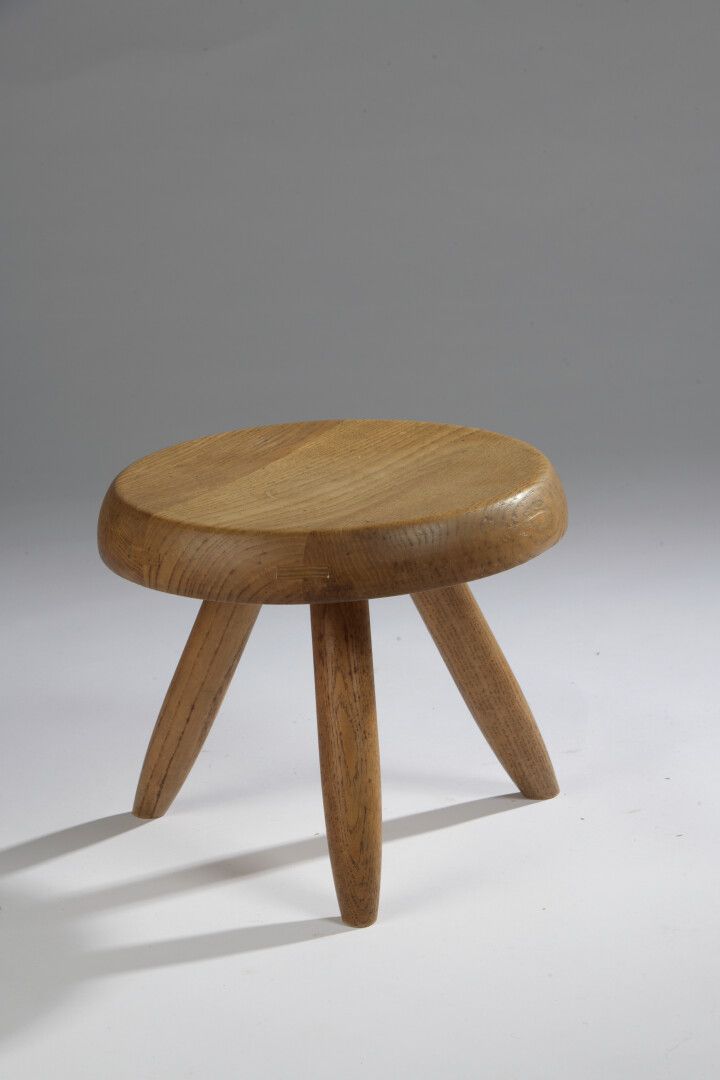 Null 夏洛特-佩里昂（1903-1999）。型号为 "524 "的矮凳，也被称为 "Berger"，采用上过清漆的白蜡木，有一个略微空心的圆形座椅，三条腿，&hellip;
