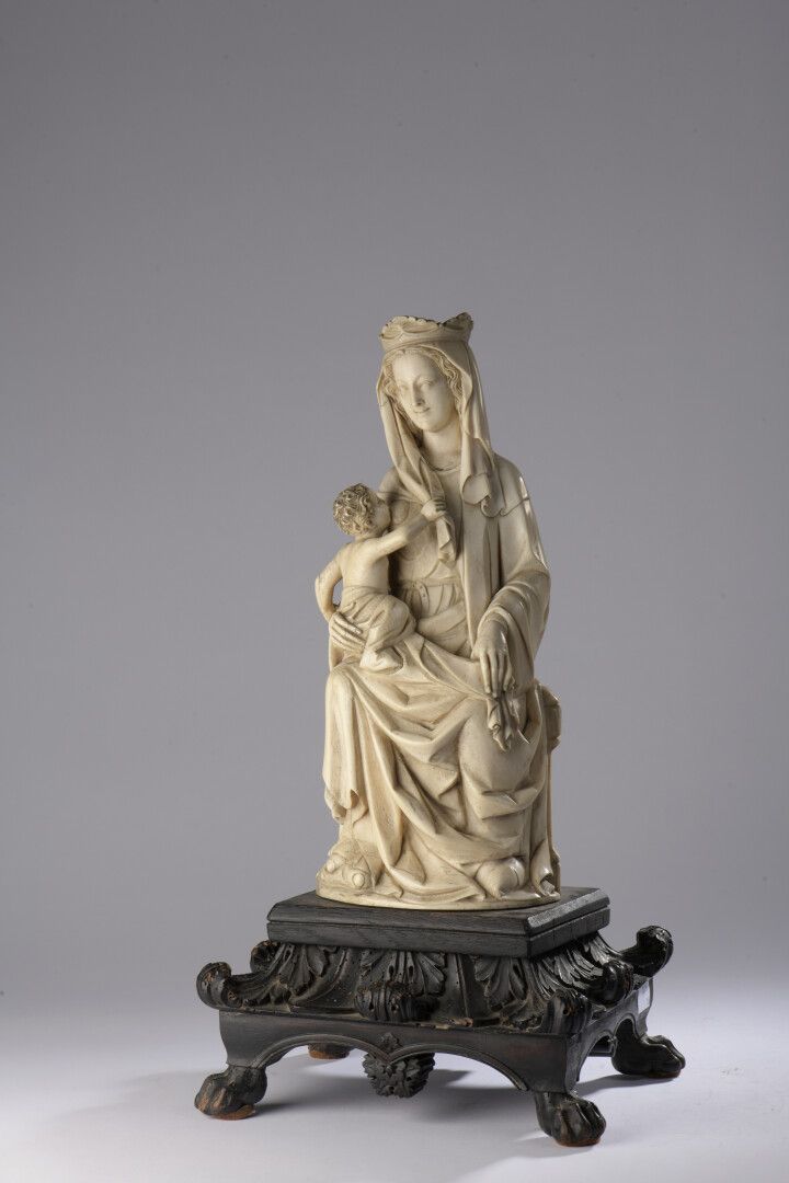 Null Vierge allaitante dite Virgo lactans en ivoire sculpté en ronde-bosse. 

So&hellip;