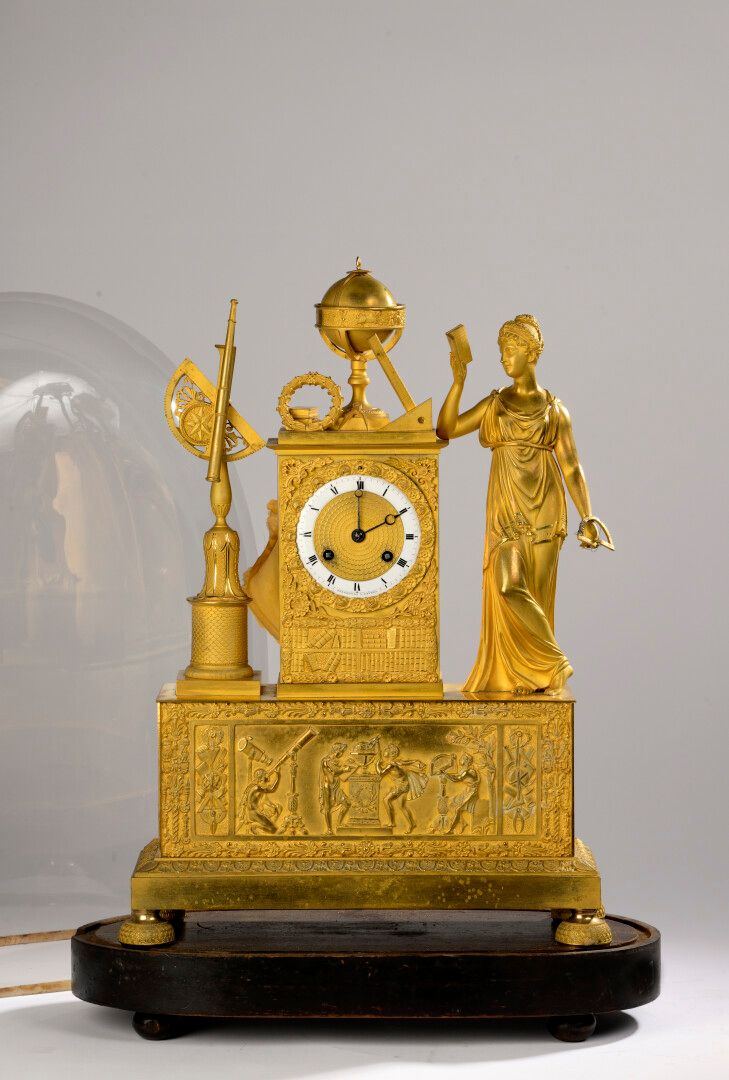 Null 天文学的寓意。一座钟，上面有一个古色古香的女人形象，靠在一个书架上，上面有一个星球和几何仪器，两边是一个望远镜和一个指南针。镂空和鎏金的青铜。白色珐琅&hellip;