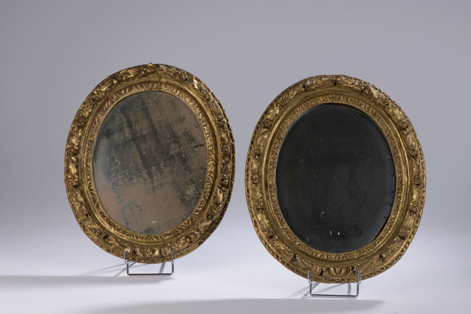 Null 一对椭圆形的木雕花卉和镀金的框架，路易十四时期。漆黑的镜子。

33 x 28 cm

事故，零件丢失。