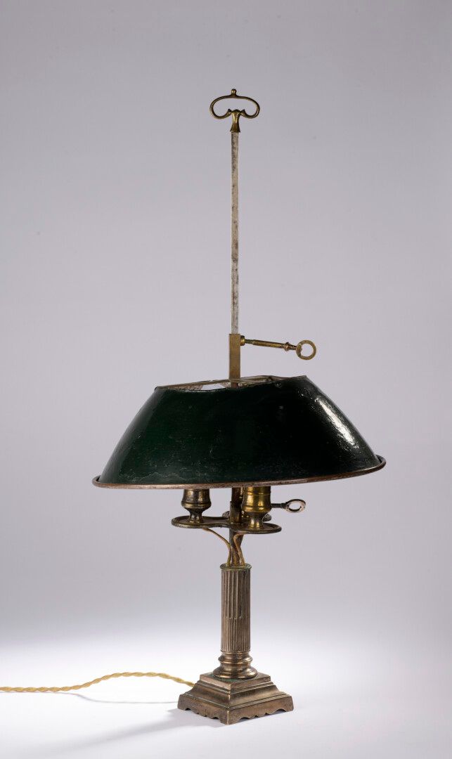 Null 
三灯银铜 "bouillotte "灯，绿色漆面金属板灯罩，凹槽轴。 




19世纪。电动操作。




H.64厘米




磨损、震荡、小事&hellip;